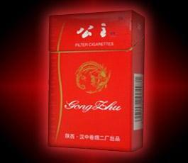 公职人员抽高档香烟